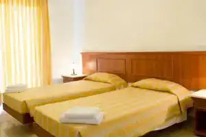 Hotel «Oceanis», Скала