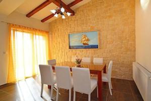 Villa Ukic for 14 People With a Large Pool, Трибуни