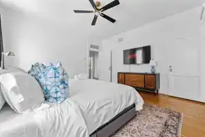 Stylish 3BR Retreat w Porch and garden, Колумбус
