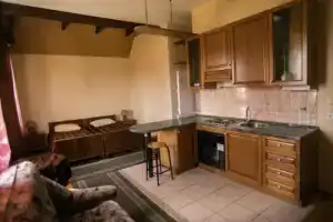 Park Sharay Motel, Доры