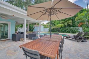 A Vacationer's Dream - Monthly Pool 3 Bedroom Home by RedAwning, Клируотер Бич