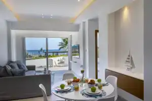 Mackenzie Castella Beachfront Suite, Ларнака