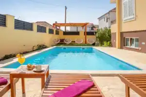 Awesome Apartment in Zadar With Wifi, 2 Bedrooms and Outdoor Swimming Pool, Задар