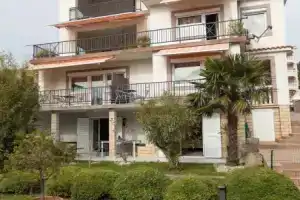 Beachfront Crikvenica Apartments With Sea View, Цриквеница