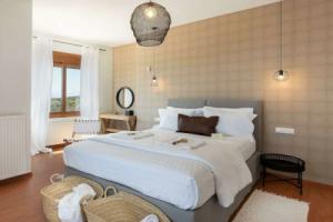 Villa in Agia Pelagia With Pool & Sea Views, Агия-Пелагия