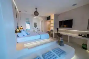 Salida Del Sol Santorini, Пиргос