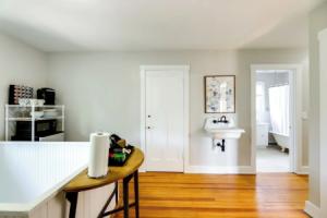 Cincinnati Apartment: 1 Mi to Hyde Park Square!, Цинциннати
