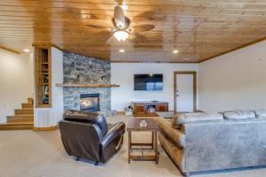 Mountain-view Cabin in Maggie Valley w/ Foosball!, Магги-Валли