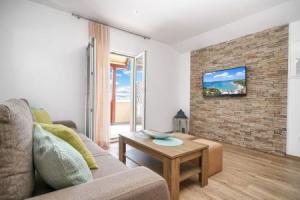 "beautiful 2-bedroom-apartment on the Second Floor With City and sea View", Водице