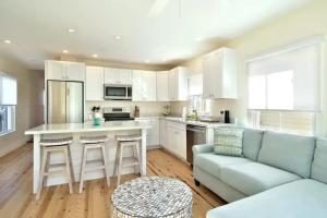 Keys Please by Brightwild Pool Steps to Duval, Ки-Уэст