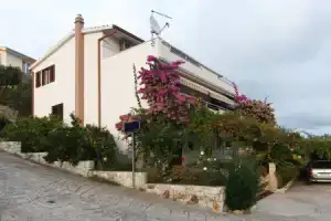 Apartment Zeljko - with garden: A1 Seget Vranjica, Riviera Trogir, Сегет Враница