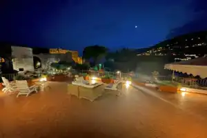 Antica Porta Residence, in the center of Ravello, 3 min walk within Villa Rufolo and the main Square, Равелло