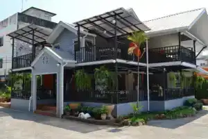 Romantic Hotel, Районг