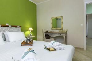 Villa in Adele With Pool & Olive Grove Views, Аделианос-Кампос