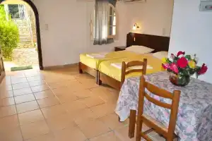 Studio Apartments "maria" With Pool in Agios Gordios Beach, Агиос Гордиос