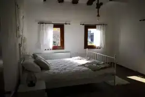 Effrosini Stonehouse Portaria, Портария