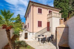 Beautiful Apartment in Veli Losinj With 2 Bedrooms and Wifi, Вели Лосинь