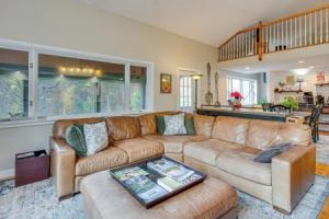 White Mountains Home w/ Hot Tub - Walk to Town!, Норт-Конвей