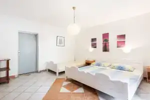 Charming home with private Terrace and Garden, Cesarica