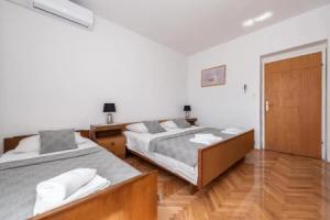 Centrally located apartment for 16, Новаля