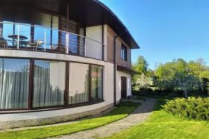 Serene 4-bedroom House Rental in Historic Rīga, Рига