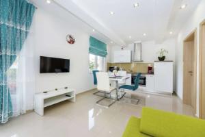 Luxury Apartment in Zadar With Covered Terrace, Задар