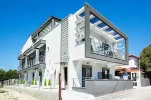 Отель «Nymphes Deluxe Accommodation Pefkohori», Пефкохори