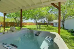 Walk to World Cup 2026: Arlington Home w/ Hot Tub!, Арлингтон