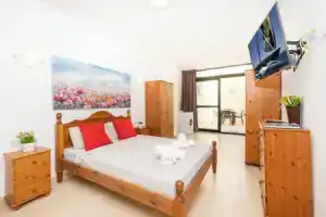 Sea Bliss Maisonette close to sea, Сент-Полс-Бэй