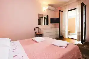 Stunning Apartment in Lukovo Sugarje With 3 Bedrooms, Wifi and Outdoor Swimming Pool, Barić Draga