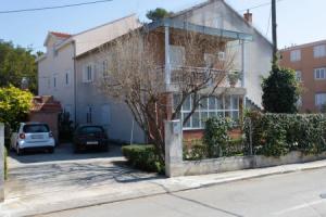 Apt Sara - Classy 100 m2 w Balcony, 2 min to Beach, Kaštel Kambelovac