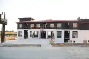 Ladik Hotel, Карахайыт