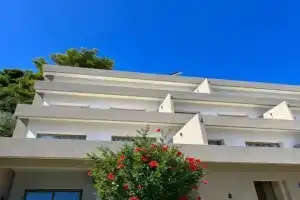 Kaiser Luxury Suites, Бенитсес