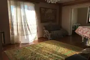 4-h komnatnye apartamenty v tsentre Suhuma, Сухум