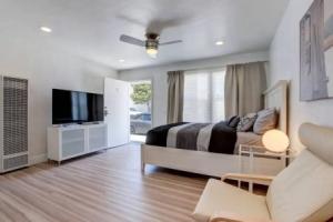 B3 Large Contemporary Studio Steps From Beach With AC, Ньюпорт-Бич