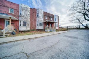 Pet-friendly Cleveland Townhome, 2 Mi to Downtown!, Кливленд