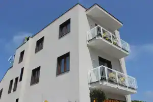 HAPPYROOMS, Баколи