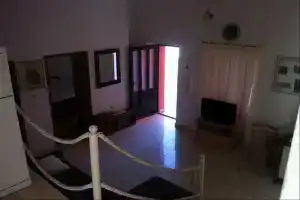 Tutini Dvori, Примостен