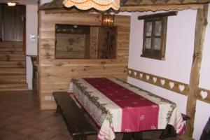 Ski-out Cervinia Chromotherapy Apartment, Брёй-Червиния
