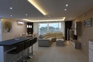 Wileg 4B Luxury Two Bedroom Apartment with Shared Swimming Pool., Кала