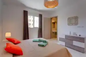 Luxury 2 Bedroom Apartment by the Sea, Сент-Полс-Бэй