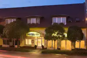 Alfa Hotel, Дьер