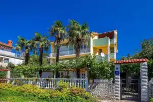 Awesome Home in Crikvenica With Wifi and 3 Bedrooms, Цриквеница