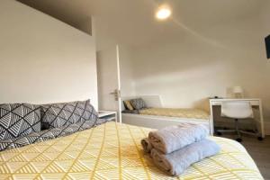 Cosy Sea Front Apartment Sleeps 6, Брайтон