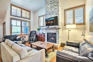 Winter Park Condo w/ Mountain Views + Hot Tub, Винтер-Парк