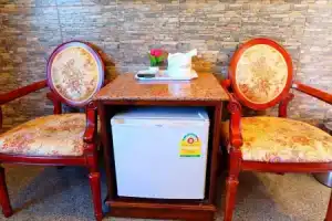 Lion House Hotel, Мае Сот