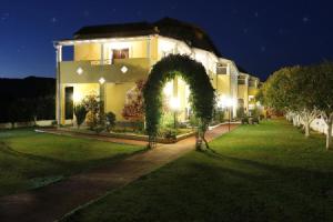 Studio in Corfu, With Pool Access, Enclosed Garden and Wifi, Агиос Георгиос