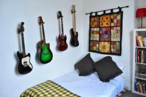 Contemporary 1 Bedroom Apartment With Indoor Cat for Company, Брайтон