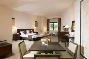 Swiss Inn Plaza Hotel, 6-го октября