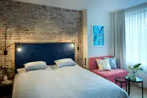 Five Rooms Hotel, Лер